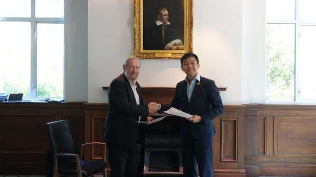 Sir John Beddington signs MOU with Deputy Chairman of Mandai Wildlife Group Mr Tan Chuan-Jin
