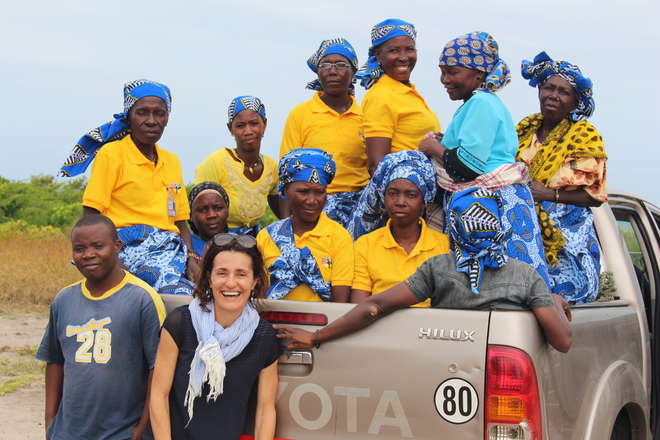 Ana Mariguesa (EU, Mozambique) with a Village Saving and Loan Association in Quiwia