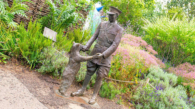 Statue of a man and bear cub, celebrating the inspiration for Winnie the Pooh 
